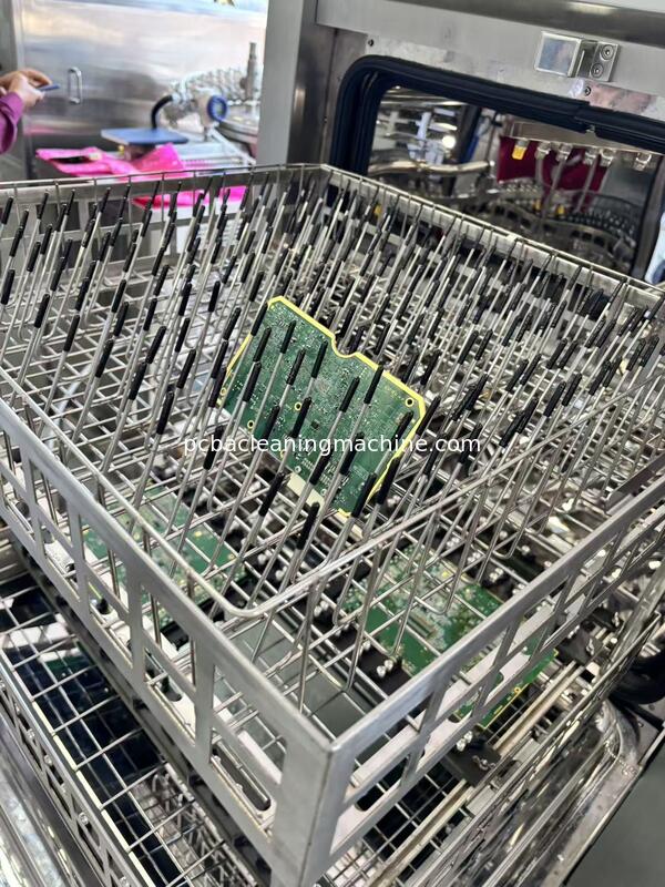 Remova as manchas na PCBA usando um agente de limpeza química SME-5600T aplicação principal Eletrônicos automotivos PCBA PCBA militar PCBA aeroespacial PCBA Telecomunicações PCBA Dispositivos médicos PCBA Medidores digitais PCBA MáquinaFeatu